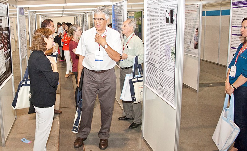 Foram submetidos 133 trabalhos de Temas Livres, distribuídos nas diversas áreas da Pediatria. Todos eles ficaram expostos durante os três dias do Congresso. O autor-apresentador permaneceu junto ao seu trabalho no período de visitação do público.